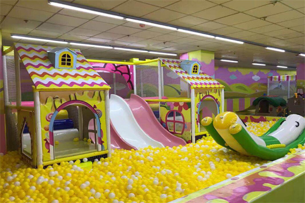 淘氣堡與電玩城 現代兒童游樂的雙重奏